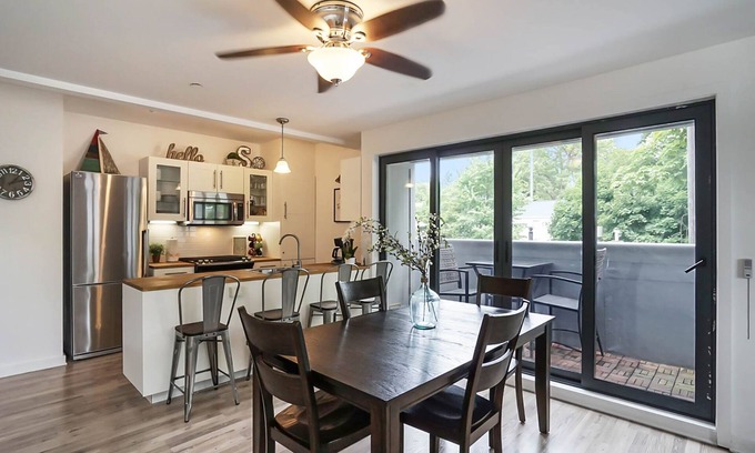 Saugatuck Condominio | Condominio con vista en la azotea en el centro de Saugatuck por el parque. ¡Caminar a todos lados!