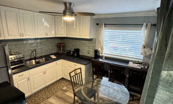 Gillespie Park Casa | Downtown Single Family Modern Bungalow Close To Beaches And Dining 2 Bedroom Home by RedAwning