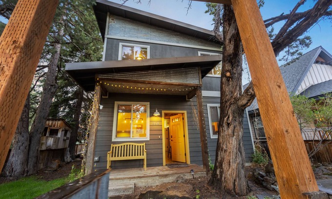 Sisters Casa | Downtown Sisters Modern Home Ideal Location! Dogs!