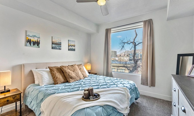 Downtown Salt Lake City Apartamento | Downtown SLC, City View Apartment/ hottub / Pool / Free Wifi / Workspace/ garage