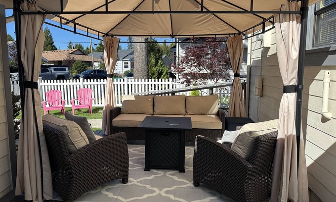 Snoqualmie Casa | Downtown Snoqualmie Home - Hot Tub, Fully Fenced Yard - Pet Friendly!