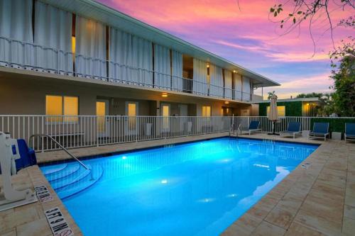 Old Naples Hotel | Downtown Starfish