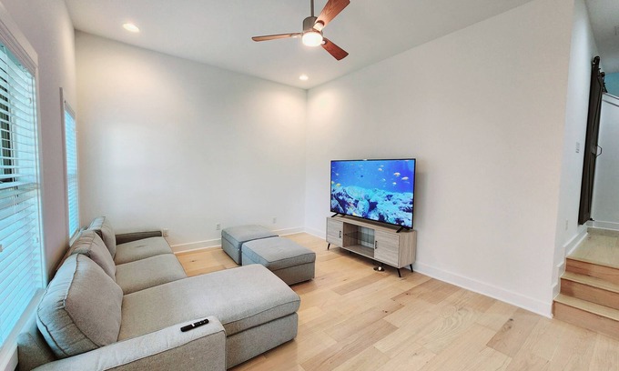 Rosewood Cama Y Desayuno | Downtown Stay in East Austin @ 12th Street