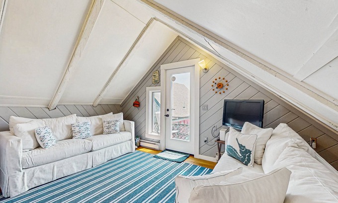 Provincetown Apartamento | Downtown Studio Loft w/Free WiFi, Balcony, Full Kitchen, and Great Location