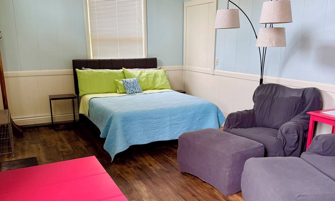 Frankfort Apartamento | Downtown Studio - steps to restaurants, shops and beach