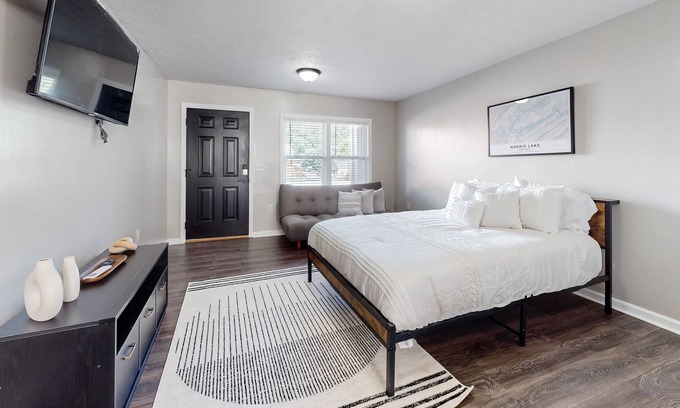 La Follette Apartamento | Downtown studio with full kitchen, BBQ area, firepit, fast WiFi, streaming, AC