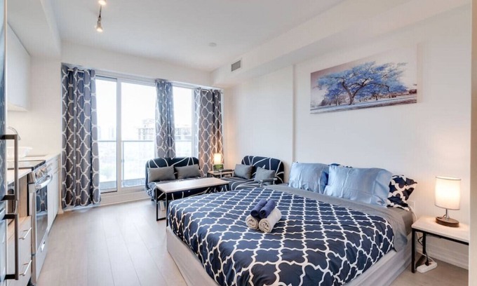 Church and Wellesley Apartamento | Downtown Studio -- Work From Home Ready