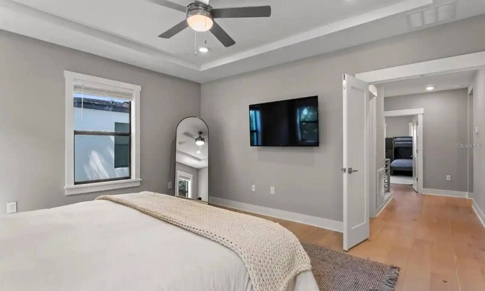 North Hyde Park Villa | Downtown Tampa 5BR/4BR with 6 Car Parking Space