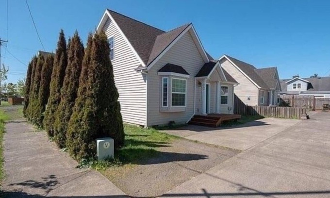 Tillamook Casa | Downtown Tillamook Home - Close to the beach and Pet-Friendly