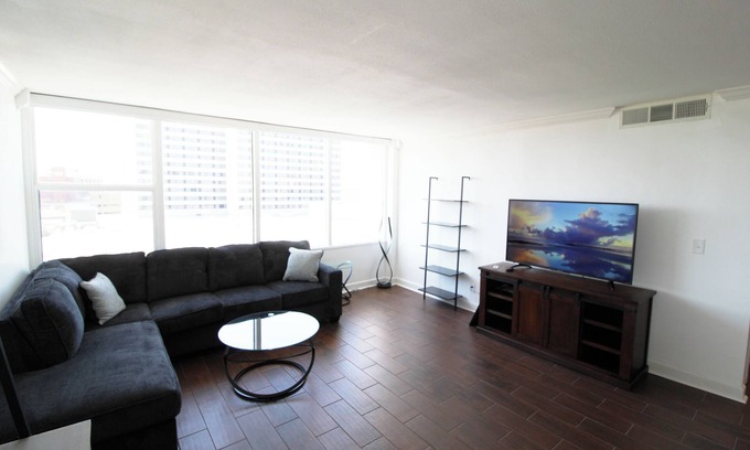 Downtown Tulsa Apartamento | Downtown Tulsa 2 Bed Highrise Apartment, Covered Parking, Gym, Convenience Store