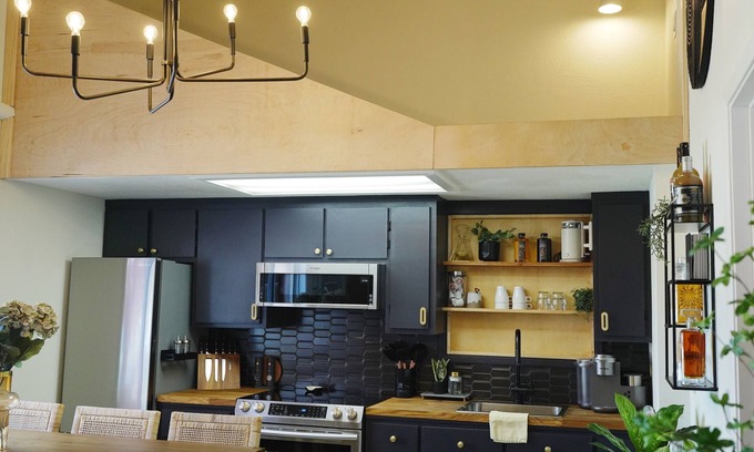 Vacaville Casa | Downtown Vaulted Luxe Haus-near Napa. Walk Downtown. Pet-Friendly!