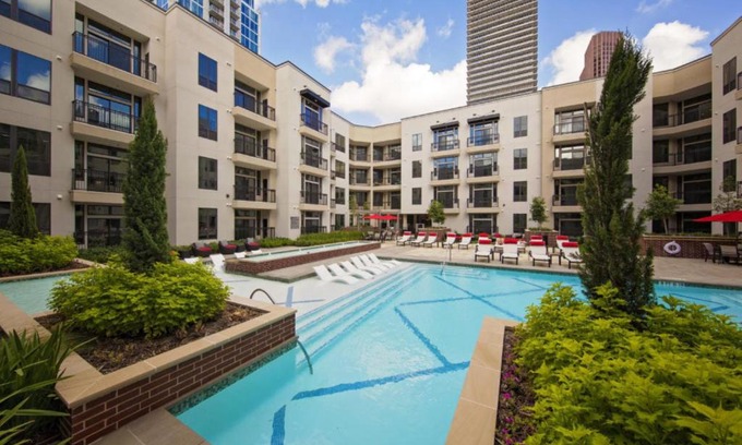 Central Business District Apartamento | Downtown Views 24 Hr Amenities Resort Style Pool