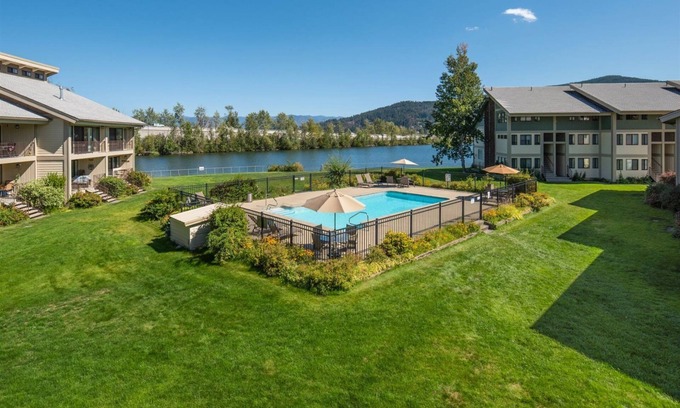 Sandpoint Condominio | Downtown Waterfront Condo with Pool