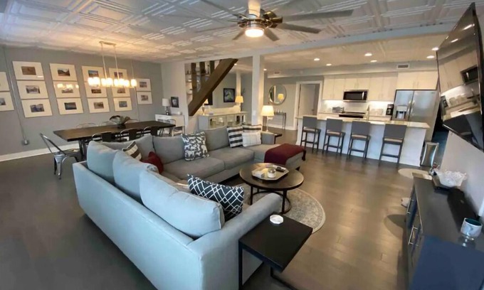 West Jefferson Apartamento | Downtown West Jefferson 3 bedroom apartment walking distance to everything.