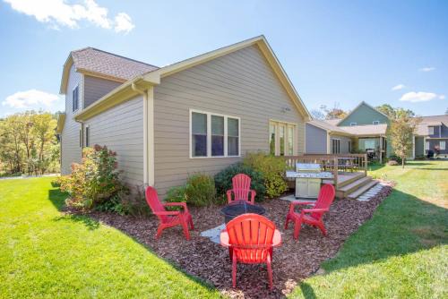 West Jefferson Casa | Downtown West Jefferson Home - Fireplace - Sleeps 8