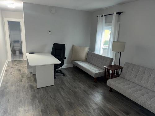 Willoughby Apartamento | Downtown Willoughby historical district Gem 4