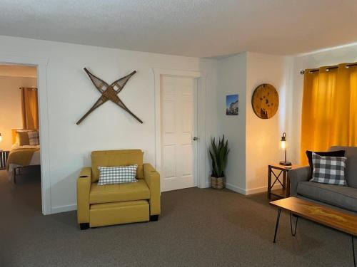Ironwood Casa | Downtown Yellow Room at Villages on Aurora
