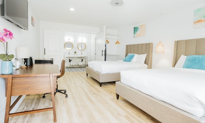 Belmont Shore Hotel | DQQ - Deluxe Double Room, 2 Queen Beds, Non Smoking