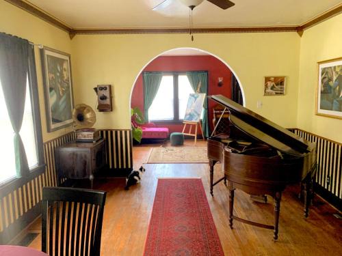 Lafayette Casa | Dr. Yaple's Art Deco House