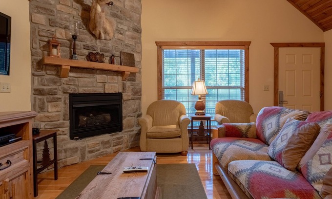 Branson West Cabina | Dragan's Den 2 Bedroom Cabin by RedAwning