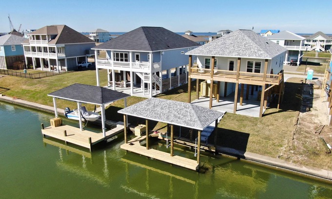 Galveston Casa | Dragonfly Breeze, Bay Front, Boat Dock, Sleeps 12, Dog Friendly