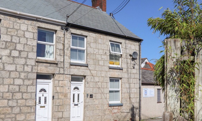 St. Stephen Cabaña | DRAGONFLY COTTAGE, pet friendly, with a garden in St Stephen