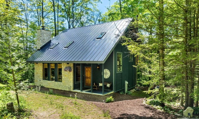 Gills Rock Cabaña | Dragonfly Dell Cottage Enchanting 2-bedroom cottage in Ellison Bay