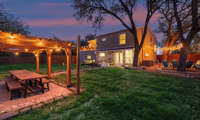 Leander Casa | Dragonfly Escape - Pool, Pickleball, Gym Sleeps 20 - Family Entertainment Space