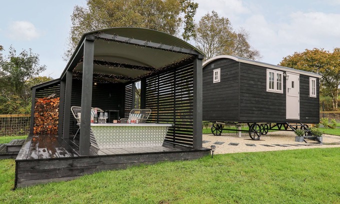 Llanarth Cabaña | DRAGONFLY SHEPHERD'S HUT, pet friendly, with a garden in Aberaeron