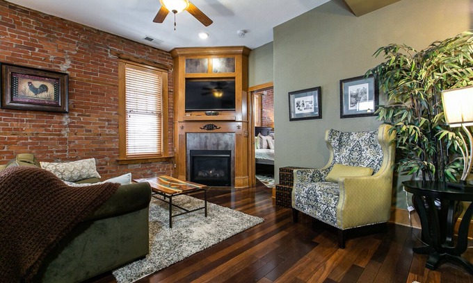 Dubuque Apartamento | Drake House- Fleur De Lis (bañera de hidromasaje privada)