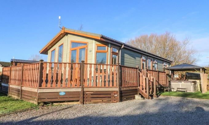 Yealand Conyers Cabaña | DREAM CATCHER LODGE, family friendly, with hot tub in Carnforth