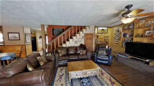 Red River Casa | Dream Catcher - Pet Friendly - On the River - WiFi - Satellite - Washer - Dryer - Wood Burning Fireplace - Fire Pit
