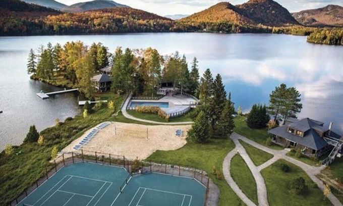 Lac-Superieur Chalet De Esquí | Dream Chalet with Spa & Fireplace – Lake Access, Pool & Sports Courts Included