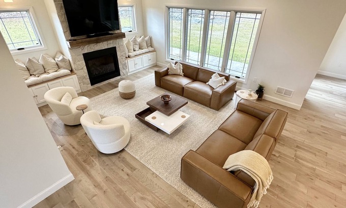 Montgomery Casa | Dream escape, new modern farmhouse, stunning views, game room & hot tub for 17+!