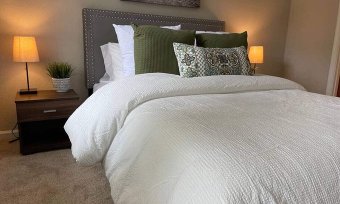 Western Branch North Apartamento | Dream Haven - 2BR/2BA - free parking on premises.