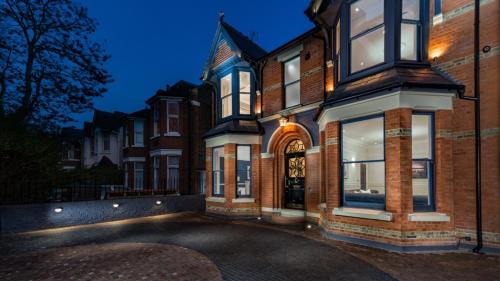 Ealing Casa | Dream House London with gym, cinema and housekeeper