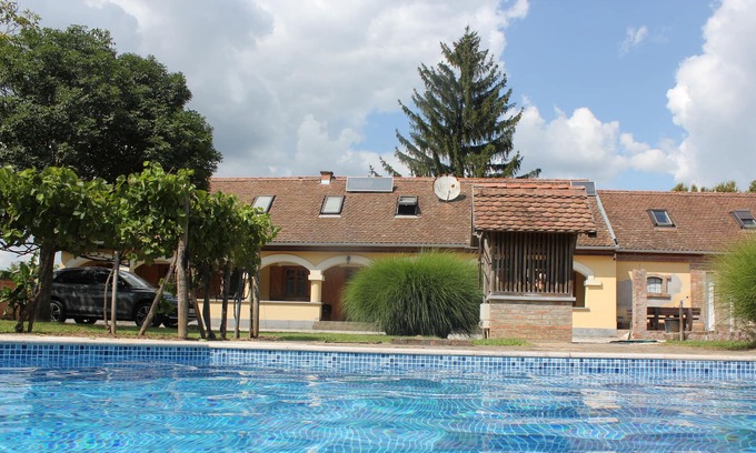 Keselyosfapuszta Casa | Casa de ensueño con piscina y cocina de verano.