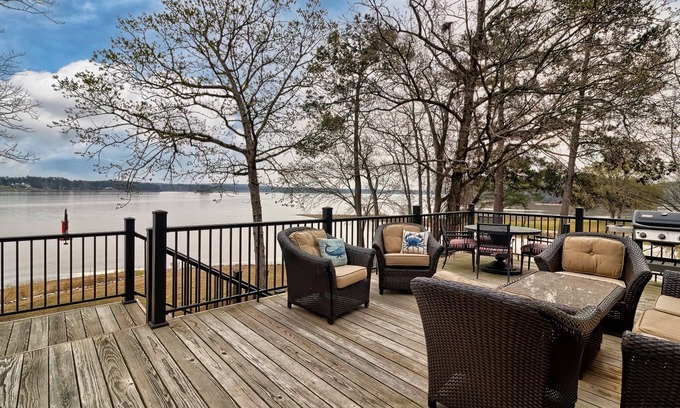 Ridgeway Casa | Dream Lake House! 4 Bedrooms/King Beds + 4 Full Baths on Lake Wateree!