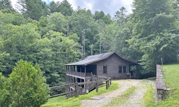 Almond Cabina | Dream on a Stream- Large Rental Cabin near Fontana Lake