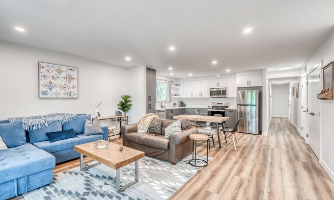 Crescent Heights Apartamento | Dream Spot-HOT TUB close to Dtown, 10 min to the Airport, tons of Food Options!