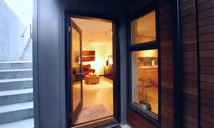Central Lonsdale Casa | Dream Suite in Central Lonsdale