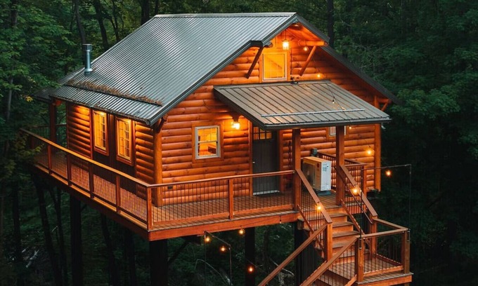 Millersburg Cabina | Dream Treehouse Getaway with Hot Tub