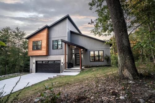 Bella Vista Casa | Dreamcatcher NEW Modern Retreat Near Trails Lakes Golf