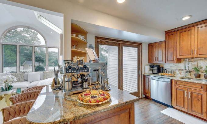 Lake Grove Cabaña | 'dreams of Paradise' Luxury Home w/ Pool!