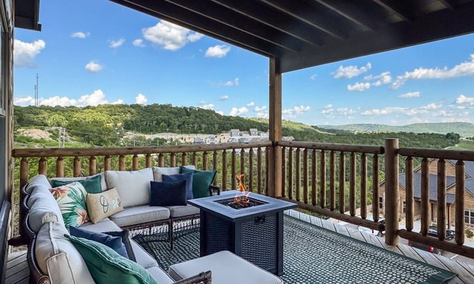 Table Rock Cabina | Dreamweaver Cabin | 180 degree views, Hot tub, Dog-friendly, Pickleball