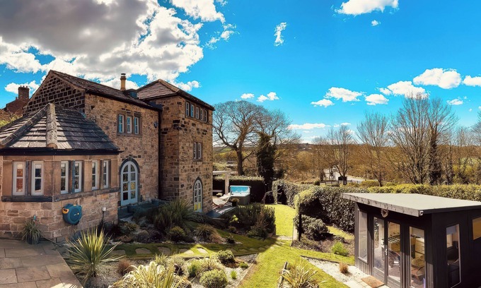 Crigglestone Cabaña | DREAMWOOD COTTAGE, pet friendly, with hot tub in Newmillerdam