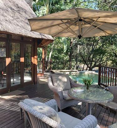 Hazyview Villa | Dreamy 3 bedroom villa on the edge of the Sabie River in Kruger Park Lodge