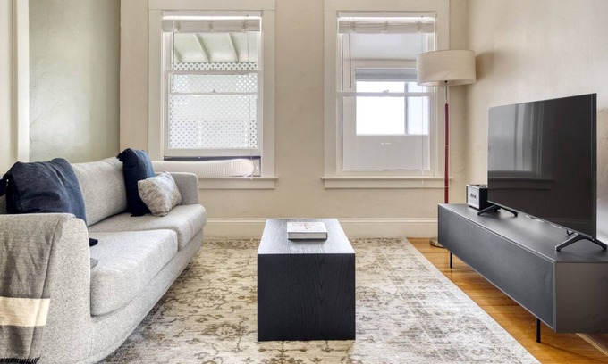Burlingame Apartamento | Dreamy Burlingame 1BR House w/ A/C & W/D, nr Caltrain, by Blueground