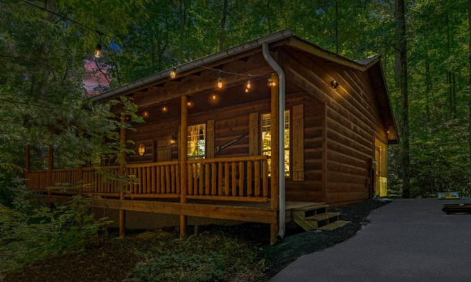 Townsend Casa | Dreamy Cabin & Outdoor Oasis! Mins to Nat'l Park!