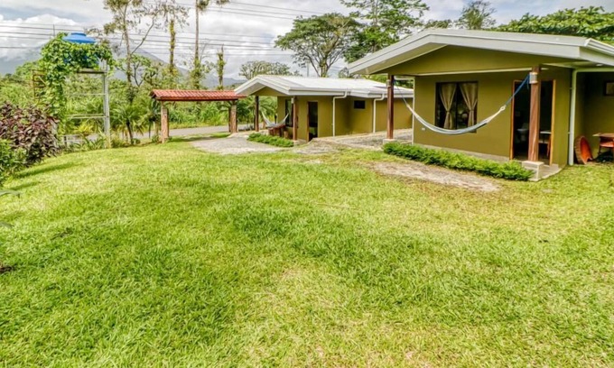 Aguas termales de Arenal Apartamento | Dreamy, dog-friendly studio near town with volcano view, fast WiFi & hammock